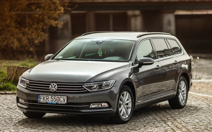 Volkswagen Passat cena 53000 przebieg: 239000, rok produkcji 2016 z Sieniawa małe 704